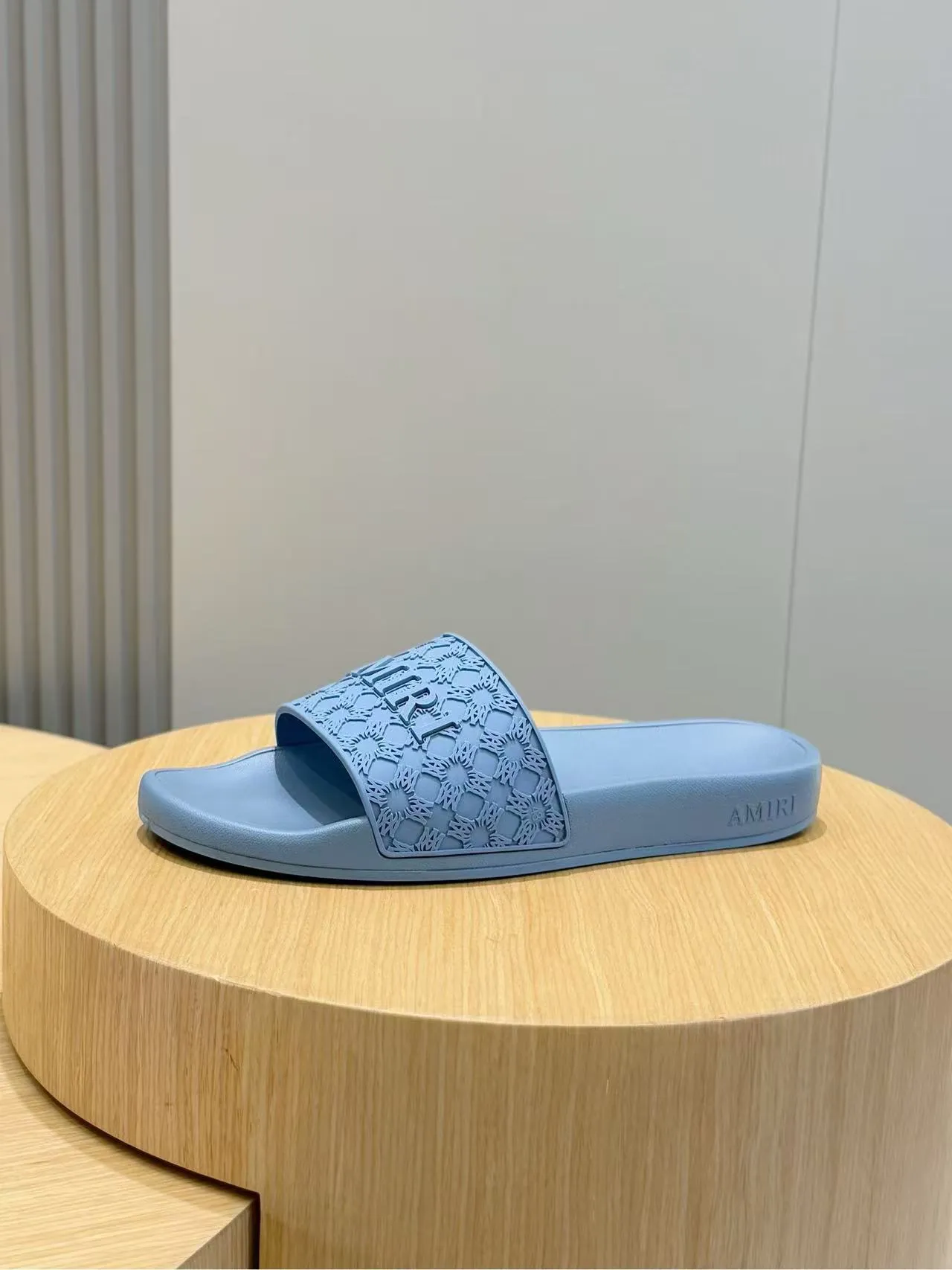 [AMIRI* Emil] P: 300💰 Size: 39-45 Official website new original 1:1 AMIRI* Emil classic men's slippers, high-end boutique, original material, TPU upper, foam bottom, fine workmanship, casual, loose and comfortable, a must-have in summer.